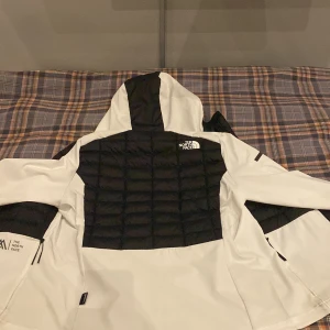 North face jacka - North face jacka använd bara några få gånger så väldigt bra skick. Storleken är Small. Köpte denna jacka för 1800kr från north face egna sida. 