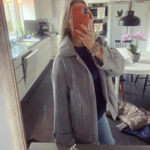 Grå kappa - Funderar på att sälja denna superfina kappa!! Perfekt till höst och även vinter med en mysig halsduk!!🌟☃️