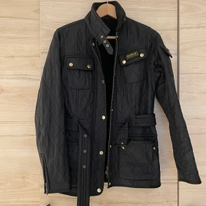 Barbour jacka  - Quiltad Barbour jacka i mkt fint skick. Endast använd ett fåtal gånger, 
