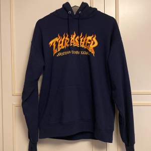 Säljer min mörkblåa Thrasher hoodie pågrund av att den ej kommer till användning, använd Max 3 gång och köpt ny på Junkyard i Stockholm för 1250kr skick som ny 10/10