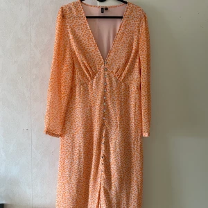 Klänning  - Blommig klänning i fint skick storlek xl. Köparen står för frakt den💓