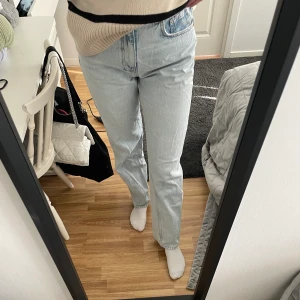 Ljusblåa jeans - Köpta från Gina-tricot. Är perfekta på mig som är 173 cm. High waist. Säljer endast för att jag har för mycket jeans🤪Är nytvättade därav lite skrynkliga. Annars i väldigt bra skick. Köparen står för frakt. 