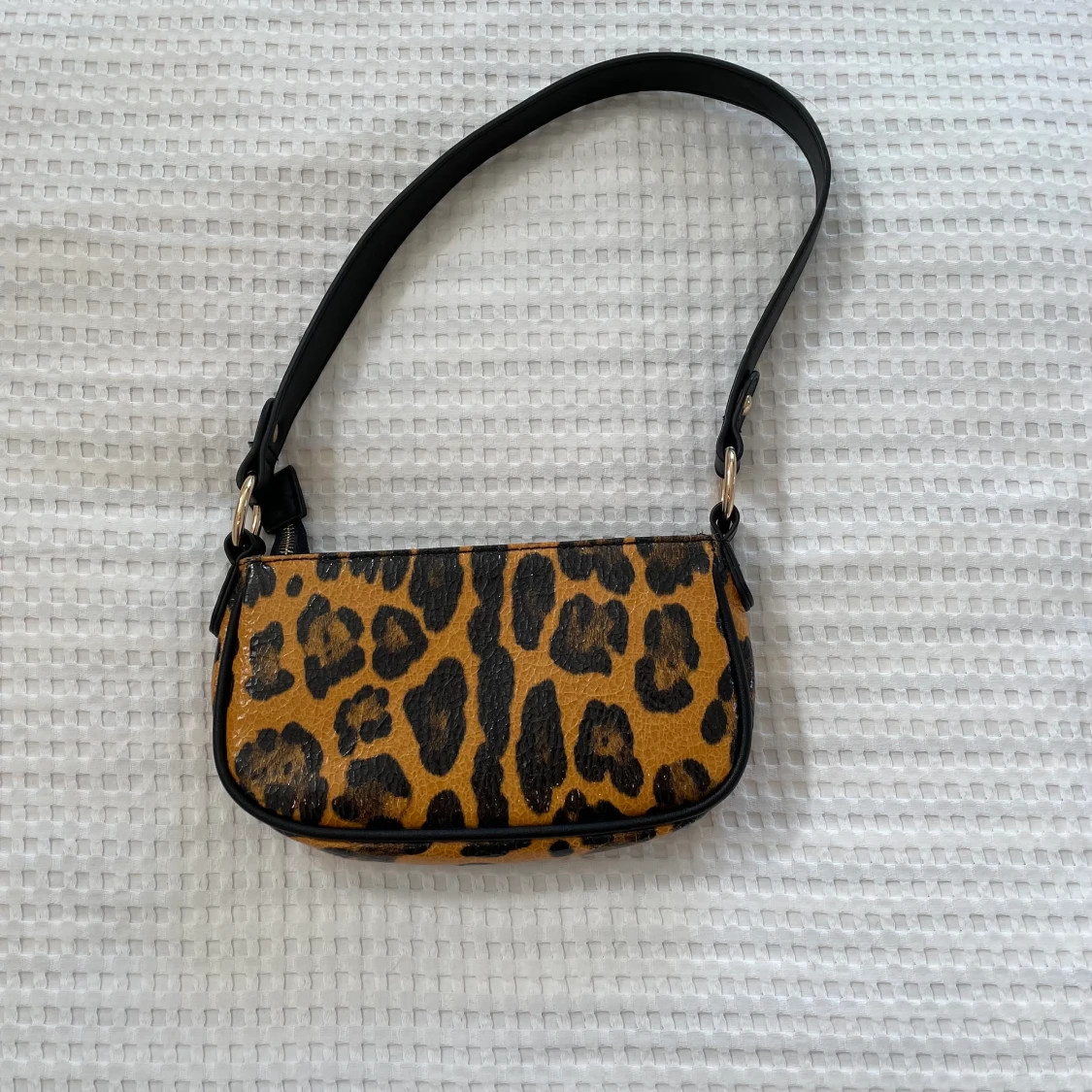 ASOS Design - Leopardmönstrad väska i 90-tals stil