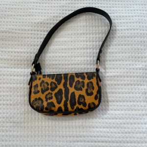 ASOS Design - Leopardmönstrad väska i 90-tals stil - Använts 1 gång men är 2 år gammal. 