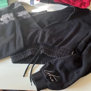 The couture club urringad tjocktröja - The couture club tröja som sitter tajt nertill mot tröjan men löst upptill. Skulle säga att den passar allt mellan xs-m på grund av att den går att tajta till och beror på om man vill ha den baggy eller tajt.:D