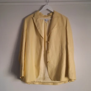 Kavaj strl 36 - Helt oanvänd kavaj från & other stories. Mycket fin lite oversize.