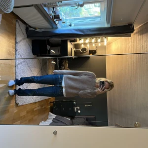 Levis jeans - Säljer dessa lågmidjade Levis jeans. Perfekt längd på mig som är 169, går perfekt över skorna. Säljer då de inte kommer till användning. Skriv vid frågor eller om ni vill ha fler bilder. Köparen står för frakt, kan mötas upp i Stockholm.