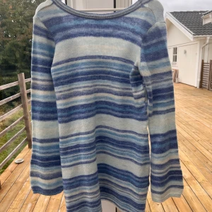 Stickad klänning  - Stickad superfin klänning från Nelly i strl M Använd en gång 🌸