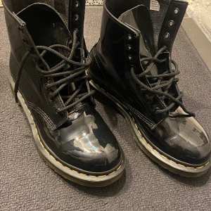 Glansiga dr.martens - Skitsnygga glansiga martens, använda typ 5 gånger! Nypris 2000kr