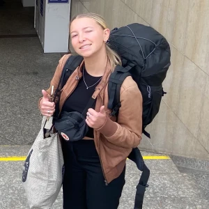 Brun läderjacka - Fyndade den snyggaste läderjackan i Budapest för ett tag sen men har precis kör en liknande så säljer därmed denna! Den är i storlek 42 men mer än 36/38 skulle jag säga.