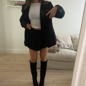 Kjol från weekday - Fin kjol med shorts under!! Storlek XS men passar S också då den är stretchig