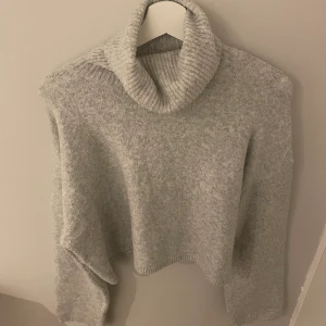 Stickad tröja från Bershka - Stickad tröja med krage från Bershka. Skriv för fler bilder🤍❤️