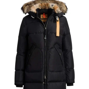 Parajumper jacka long bear - Storlek M, köpte för 9999kr, svart, modellen long bear Säljer den för 3500kr.