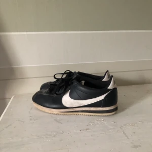Nike cortez - Nike cortez. Inte alls mycket använda. Säljes då de är för små