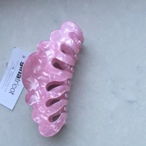 Hårklämma!💗🤍 - Jätte bra skick. Aldrig andvänt (till och med lappen kvar) original pris är 79:-  Men säljer billigare för att den inte kom till andvändning.💖 Glansig, rosa och modern hårklämma, passar perfekt till vilken outfit som helst! 