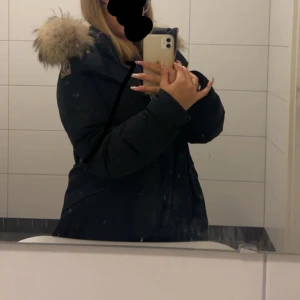 Parajumer jacka  - En lång varm vinterjacka, storlek S men passar även en M . Äkta päls Hör av er om mer bilder Köpt för 6000kr 