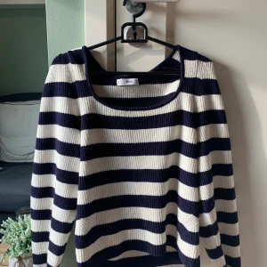 Randig tröja från Mango  - En helt oanvänd randig tröja från Mango i storlek S💞  Frakt📦: 66 kr