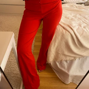 Wide leg byxor - Ett par wideleg RÖDA mjukisbyxor! Lite långa på mig som är 167, men kan enkelt kapas om man vill ha kortare. Säljes då jag inte får så mycket användning för dem!
