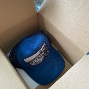 Emilio pendenza - Mörkblå valvet keps. Helt ny, aldrig uppackad eller använd. 