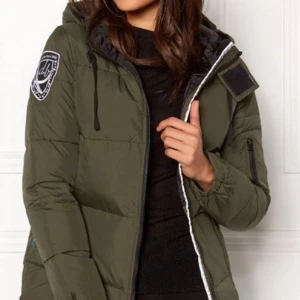 Dbrand jacka - Fin jacka i nyskick knapt använd inget slitage i storlek small 💗