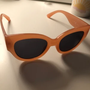 Solglasögon  - Solglasögon som jag fick från flyingtiger i en mystery box. Aldrig använd! Frakt tillkommer På 18kr.