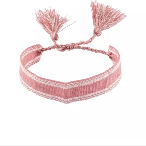 Tygarmband med tofsar  - Ett tygarmband med tofsar från Ur och Penn. Köptes för 30kr och jag säljer för 30kr inkl frakt!💗