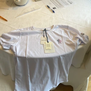 Moncler - Splitter ny moncler t shirt i storlek S