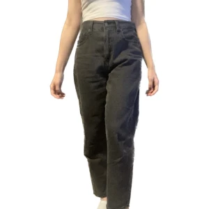 High Loose Taper Levi’s i strl W27 L27 - Levi’s i lös passform, superbekvämma och sitter snyggt, men blev lite för stora för mig. Brukar ha strl 36 i jeans så det passar nog bättre ngn med strl 38. Bra skick för den är knappt använt. Köpt för ~600 sek  Köparen står för frakt 