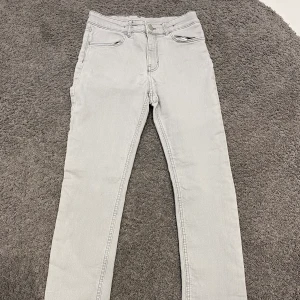 Byxor  - Ljus gråa jeans 