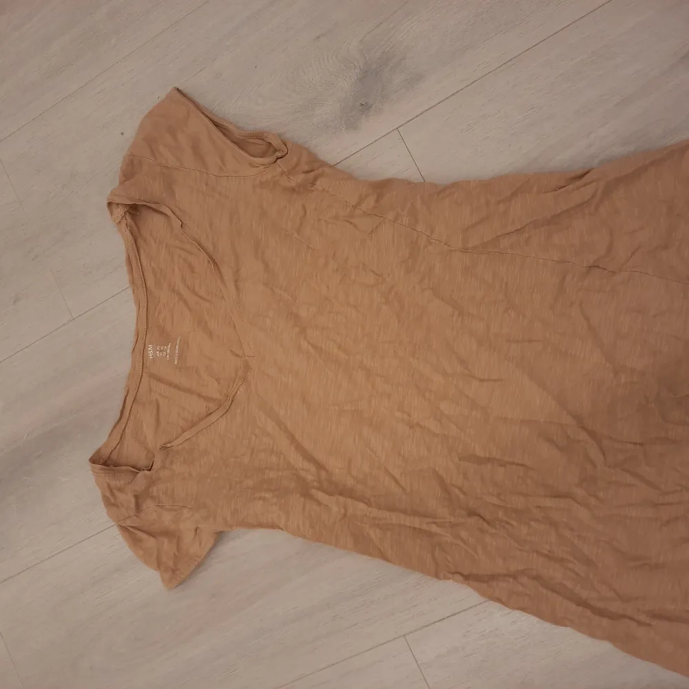 Basic beige/brun tshirt från hm. Stl XS. Bra skick! 💗. T-shirts.