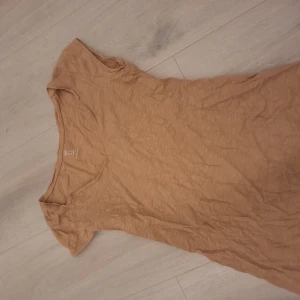 Tshirt H&M - Basic beige/brun tshirt från hm. Stl XS. Bra skick! 💗