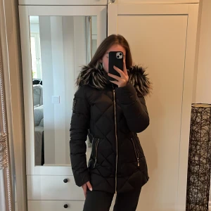 Vinterjacka strl 36 - Supersöt vinterjacka med avtagbar fuskpäls. Använd en vinter endast!