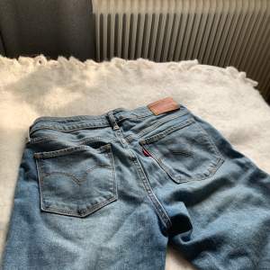 Lågmidjade Levi’s jeans, raka i modellen. Knappt använda då de är alldeles för små. Priset kan diskuteras, hör av dig vid frågor😊