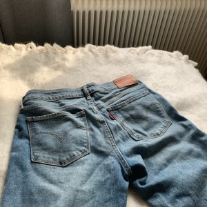 Levi’s jeans - Lågmidjade Levi’s jeans, raka i modellen. Knappt använda då de är alldeles för små. Priset kan diskuteras, hör av dig vid frågor😊