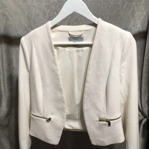 Kavaj  - Säljer min kavaj då jag inte har någon användning till den.   Ny pris : 600kr  Mitt pris : 350kr 