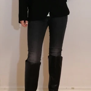 Kavaj, figursydd - Strl 36, endast använd ett fåtal ggr. Nyskick. 