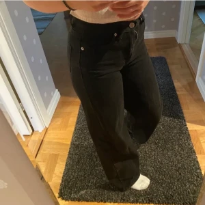 Svarta jeans - Jeans från Junkyard som tyvärr är för små för mig därav kunde jag inte knäppa helt, är 163 cm lång🫶🏼