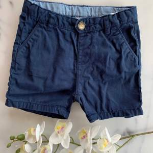 Shorts i chinomodell i nyskick! Marinblåa, strl 3-6 mån. Från Zara.  