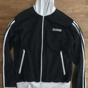 Vintage Adidas träningsjacka  - Vintage Adidas träningsjacka i stl. L. Bra begagnat skick. 