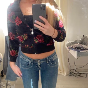 Zip hoodie - Såå gullig zip hoodie i barnstorlek men passar mig som har xs/s🖤