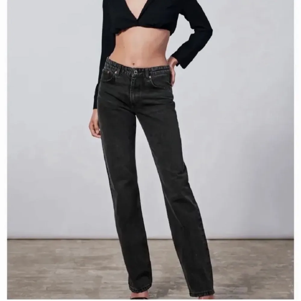 Ett par supersnygga midrise straight jeans från zara i en svart/grå färg🖤. Jeans & Byxor.