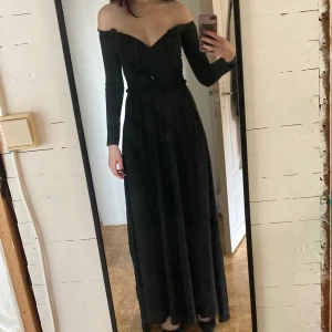 Svart långklänning balklänning - Svart fin långklänning med två slits fram. Aldrig använt utan bara testat