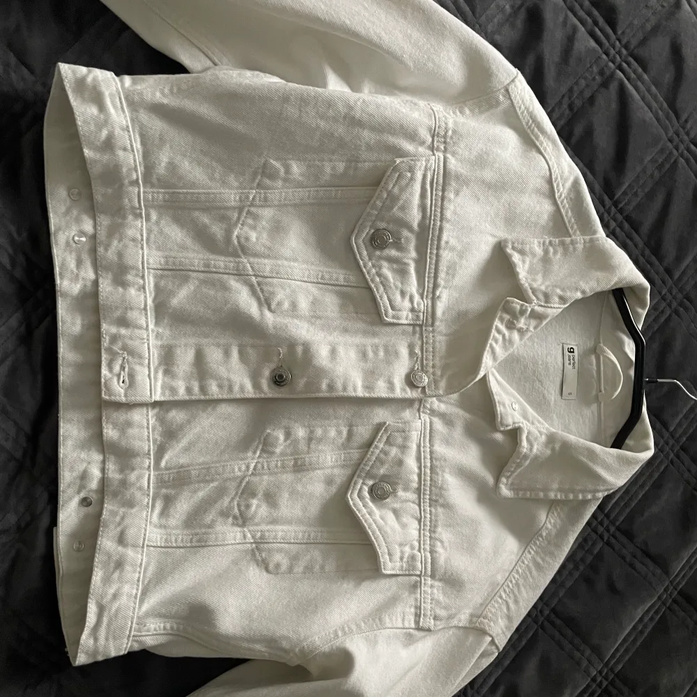 En croppad jeans jacka i färgen vit, mycket bra skick i strl S. Jackor.