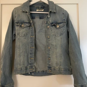 Jeans jacka - Använd fåtal gånger säljer pågrund av att jag har flera stycken 