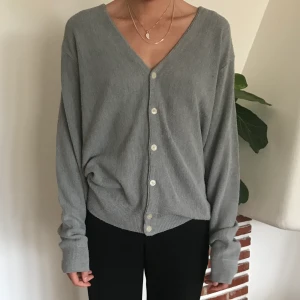 Stickad kofta från Dockers - Stickad tröja från Dockers med knappar. Hel men lite noppig, går säkert bort med maskin eller sten! Storlek L. Skriv för fler bilder eller frågor!  Kan mötas upp i Malmö eller Lund eller skicka :)