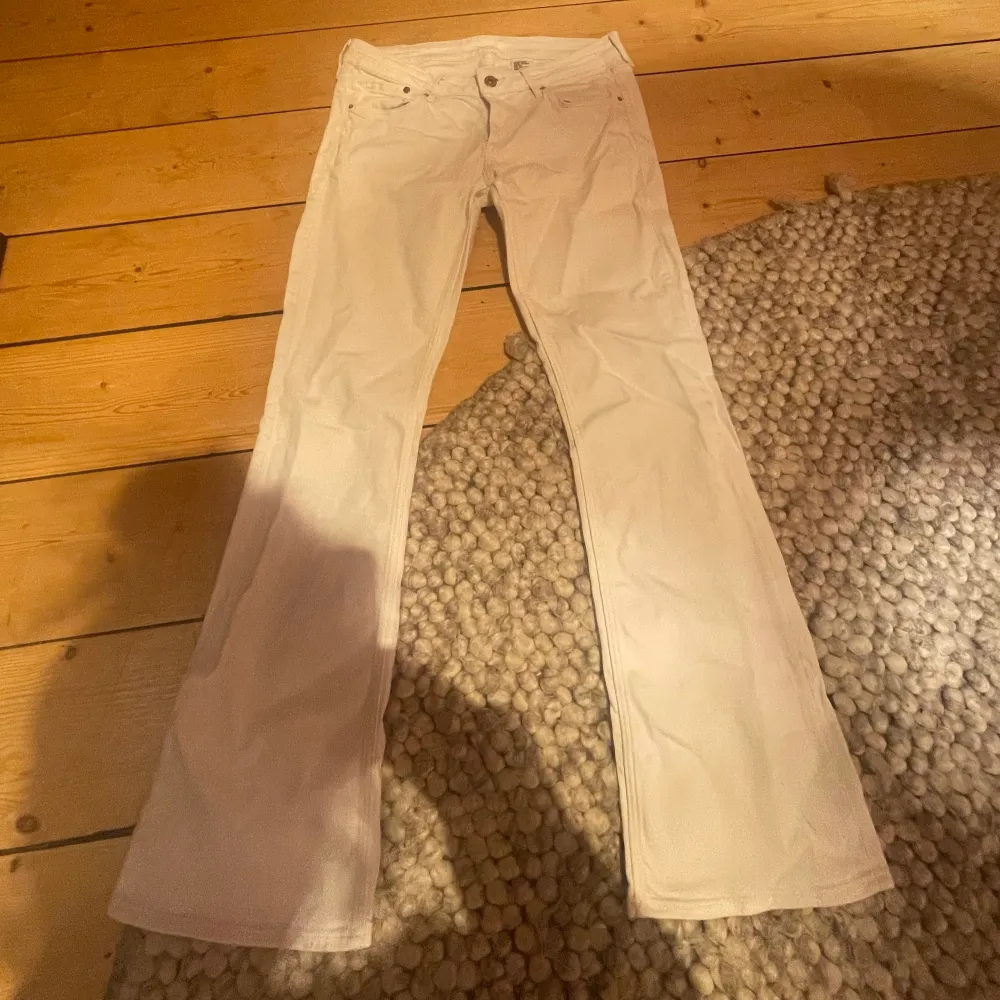Vita lågmidjade jeans som är alldeles för korta på mig!❤️( jag är 169 ) Innerbenslängd: 70CM Midjemått: 37CM ( mätt rakt över ). Jeans & Byxor.