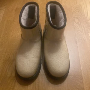 Uggs storlek 38 - Säljer mina super fina uggs pga av att de är för små tyvärr! Väldigt bra skick och använda ett fåtal gånger🫶🏽 skriv privat för mer info eller frågor!🤍