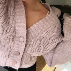 Stickad kofta - Säljer denna superfina stickade koftan från Lindex! Storlek S men passar även XS och M skulle jag säga 💞💞💞