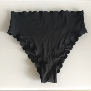 High waist bikinitrosa - High waist bikinitrosa från Hm, storlek 36. Sparsamt använda och givetvis nytvättade🌸 Hämtas i Kungsbacka eller skickas mot fraktkostnad☺️