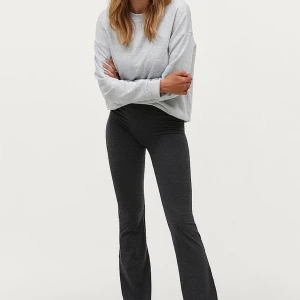 Lågmidjade yogapants - Yogapants, säljer då jag inte trivdes i lågmidjat som jag trodde! Aldrig använda storlek 34/36! Säljer för 120 + frakt